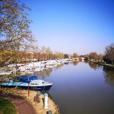 A 150 M Du Canal Apartment *